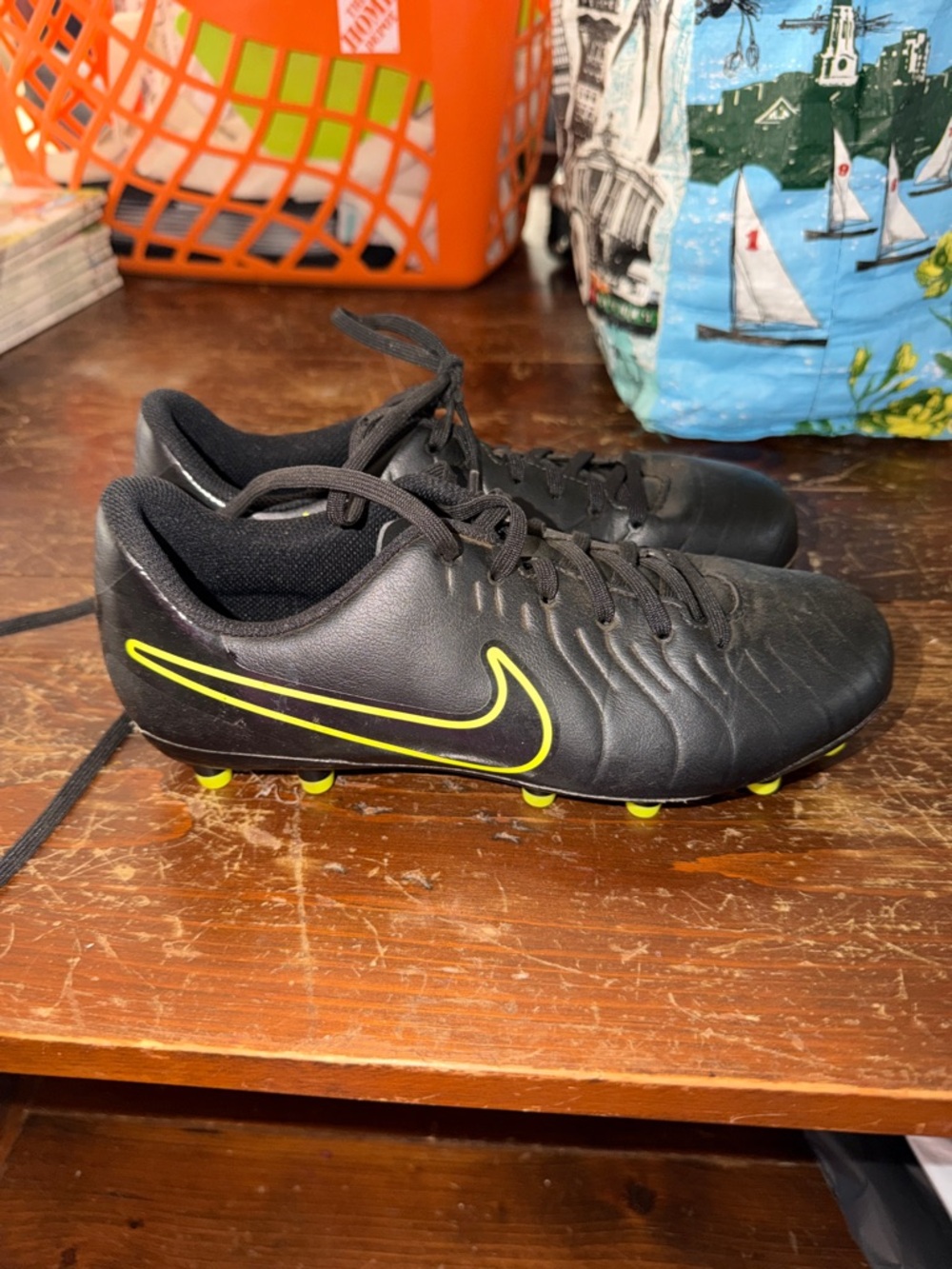 Boys Nike  cleats size 5.5 excellent